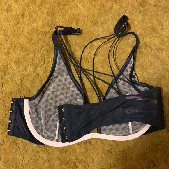 Victoria’s Secret bra 32DD - Picture 2 of 4